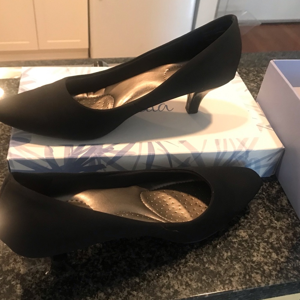 8.5 women’s- 2 in kitten heel